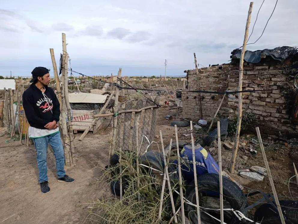 Ariel Marican en el terreno donde su vivienda fue destruida por un incendio que provocó pérdidas totales en Alta Barda. Foto Tania Domenicucci-ANR
