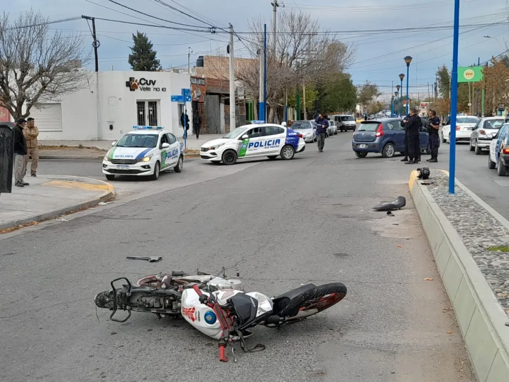 Choque en la zona norte de Roca: el hombre herido fue trasladado al hospital tras el impacto en San Luis y San Juan. Foto: ANR