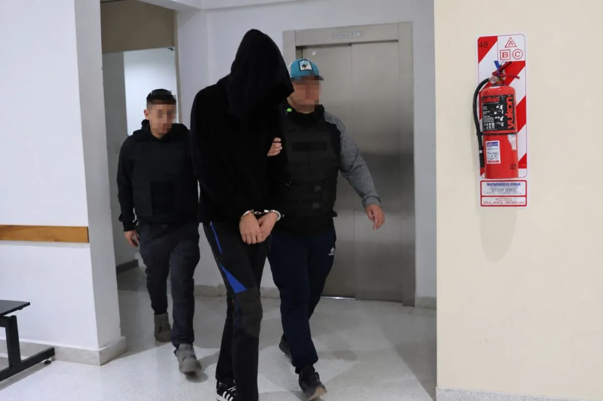 El joven fue trasladado a tribunales para la audiencia de formulaci&oacute;n de cargos y continuar&aacute; detenido en la Comisar&iacute;a 31 mientras avanza la investigaci&oacute;n. Foto: Tania Domenicucci