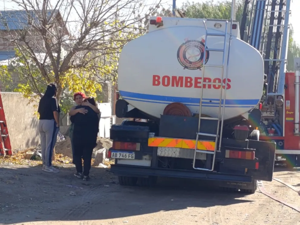 Bomberos, Policía y SIARME trabajaron en un incendio registrado en una vivienda de barrio Noroeste, sobre calle Santiago del Estero al 2800. Foto Tania Domenicucci-ANR