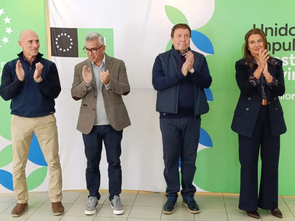 Del acto  participaron junto al gobernador, la secretaria de Estado de Energía y Ambiente, Andrea Confini, el ministro de Obras y Servicios Públicos, Alejandro Echarren y el presidente del bloque de Legisladores de JSRN, Facundo . Foto: Tania Domenicucci