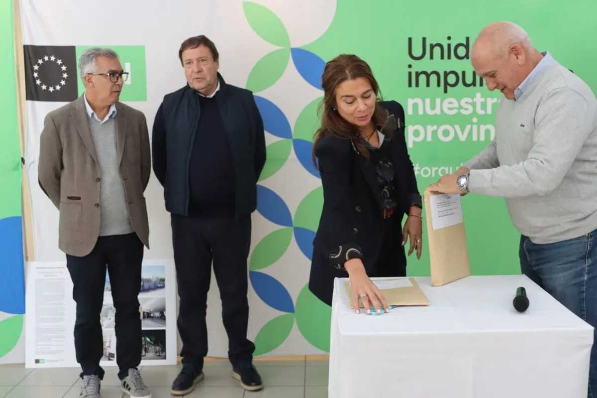 La apertura de sobres para la licitaci&oacute;n de la obra. Foto: Tania Domenicucci
