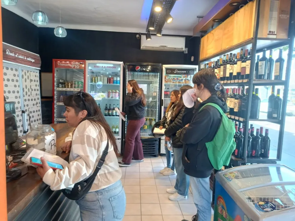 Hasta pasadas las 15 horas, seguían recibiendo currículum, luego de una jornada concurrida por vecinos de distintos barrios. Foto ANR