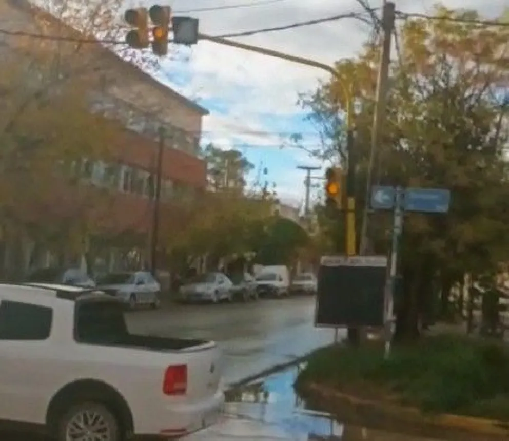 El semáforo de Mendoza y Surinam comenzó a cambiar de manera descoordinada y generó momentos de confusión entre los conductores. Foto: captura de video.