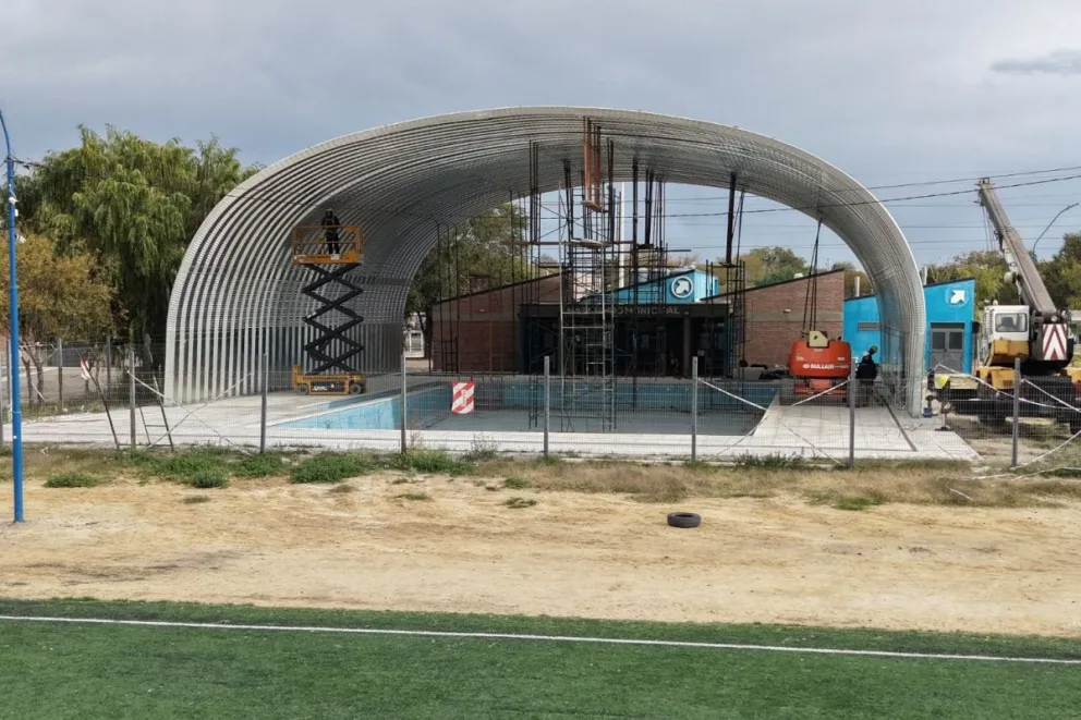 Los trabajos que se realizan en el natatorio ubicado en la zona norte de Roca. 