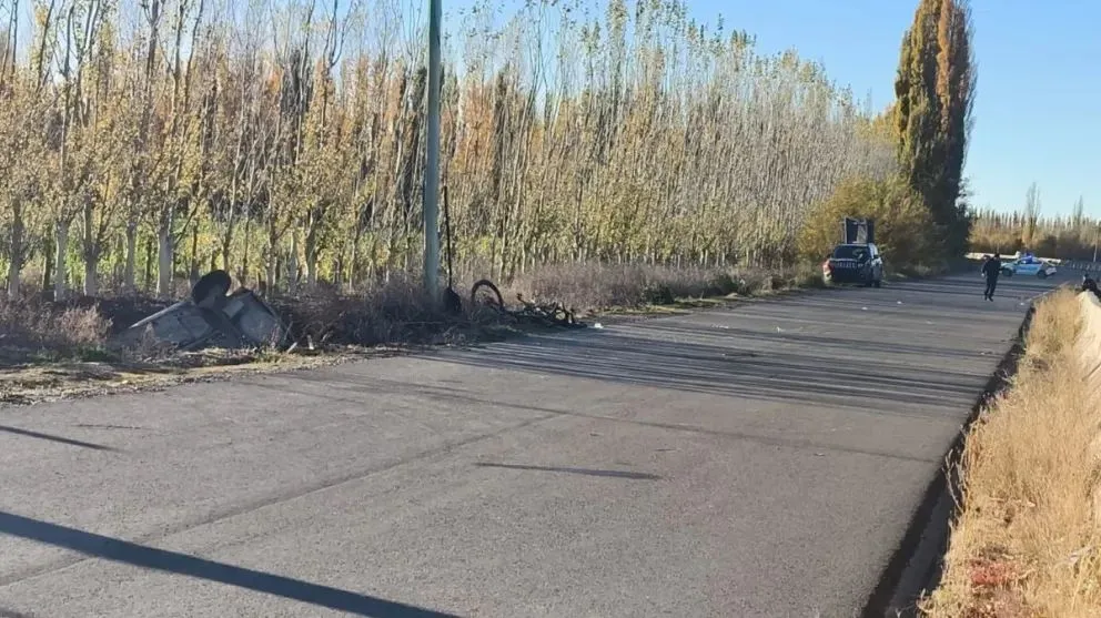 El incidente se produjo sobre la colectora norte de la ruta 22. Un vehículo fuera de control embistió a un ciclista y volcó en el canal de riego. Foto: gentileza.
