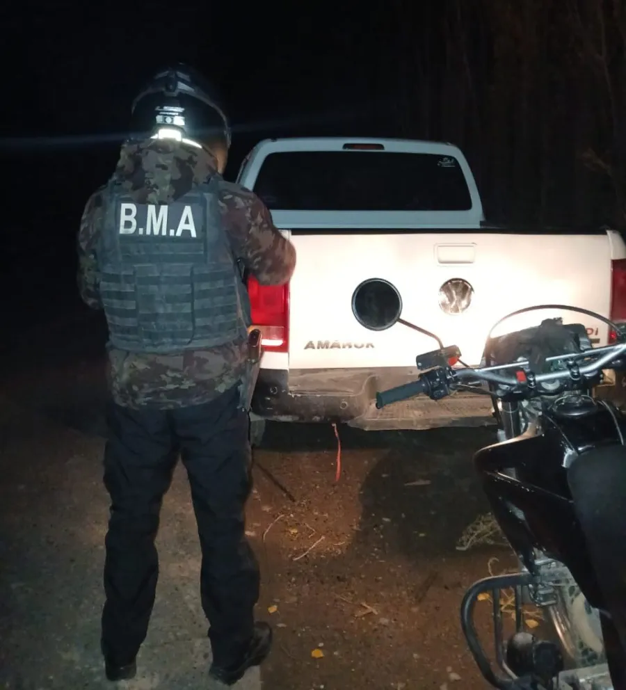 A simple vista parecía una camioneta abandonada, pero al iniciar las tareas de identificación aparecieron inconsistencias que arrojaron resultados positivos con una camioneta buscada en la vecina provincia. (Foto: gentileza)