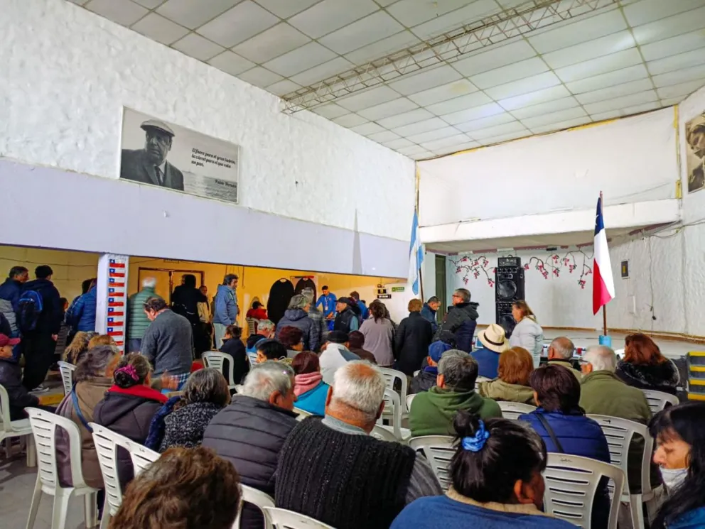 Desde temprano, vecinos chilenos de Roca y otras ciudades del Alto Valle se acercaron al “Violeta Parra” para realizar trámites y consultas. Foto: Tania Domenicucci