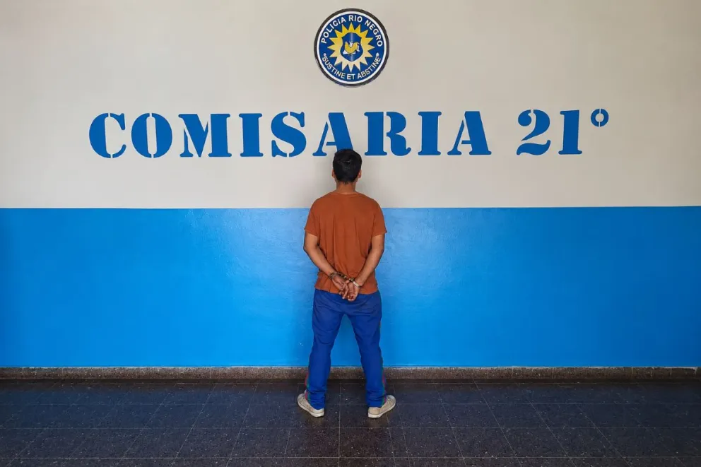 El hombre fue identificado durante un control policial en la zona de Ameghino y Evita y quedó detenido por un pedido de captura vigente. Foto: Policía Río Negro