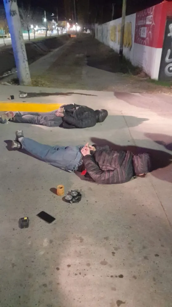 El operativo cerrojo permitió interceptar a los sospechosos pocos minutos después del robo denunciado por el adolescente. Foto cortesía Policía de Rio Negro