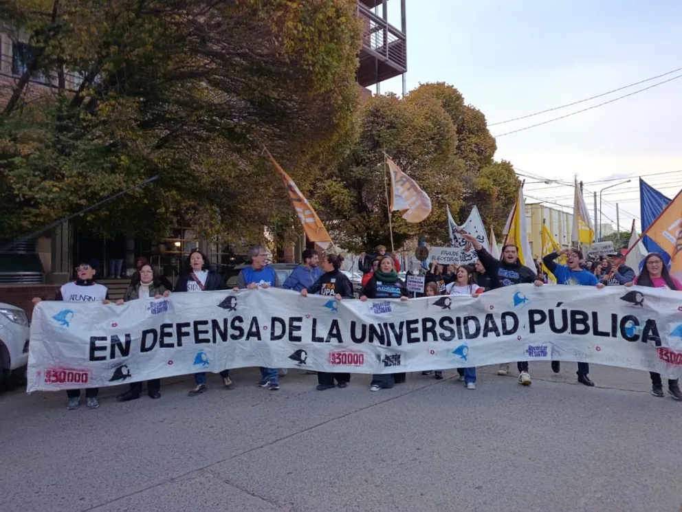 La movilización se extendió varias cuadras. Foto Tania Domenicucci- ANR