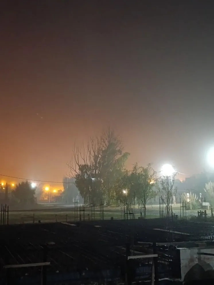 En barrios cercanos a zonas rurales la niebla se ve&iacute;a con m&aacute;s intensidad. Foto: gentileza