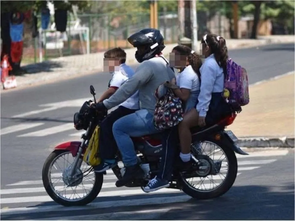 El proyecto de reforma propone prohibir que motociclistas transporten acompañantes menores de 16 años. Foto: archivo