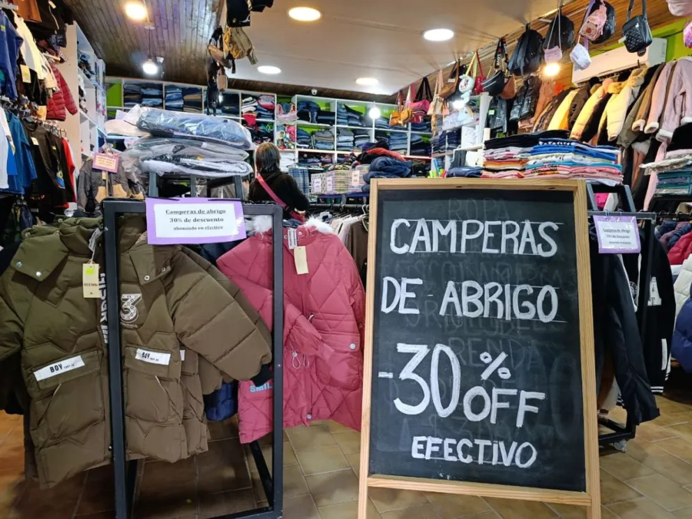En una de las opciones más económicas encontradas en el recorrido, en un local de calle San Juan al 3000 se pueden encontrar camperas de abrigo desde 35.000$. Foto Tania Domenicucci-ANR