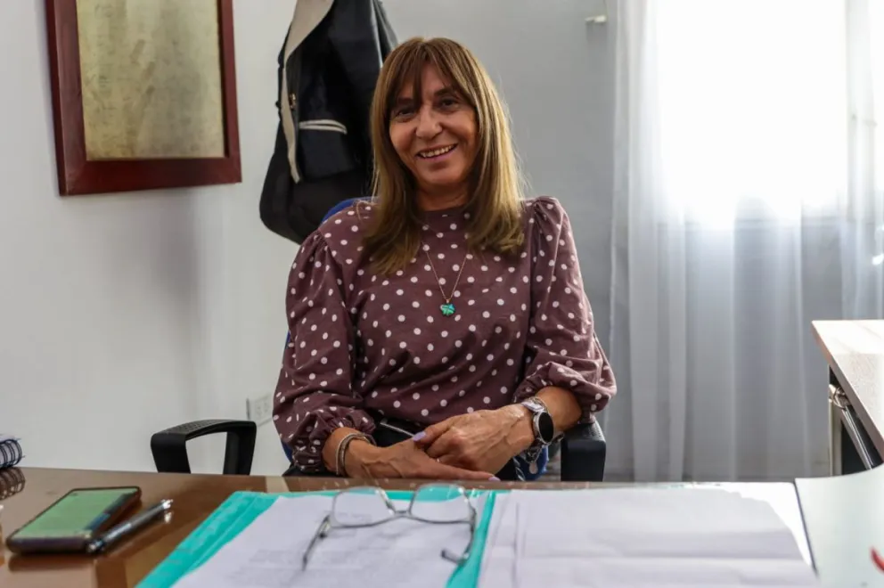“Me gusta lo que hago y creo que vale la pena”, expresó Susana Marezi al hablar sobre el desafío de dirigir el Hospital López Lima y el compromiso cotidiano de sostener la salud pública en la región. Foto Tania Domenicucci-ANR
