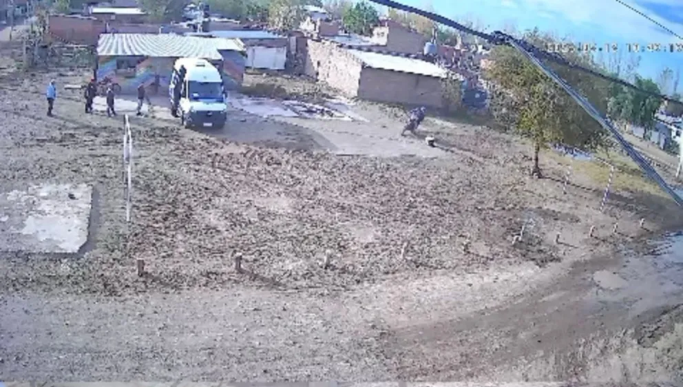 Dos sujetos a bordo de una motocicleta irrumpieron en el lugar y el acompañante cargó rápidamente el generador eléctrico. (Foto: gentileza)