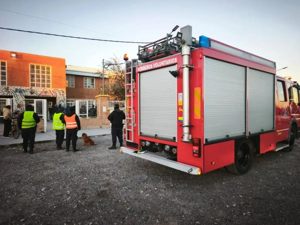 Al lugar acudió un móvil de Bomberos Voluntarios para resguardar el sector y la escuela. Foto: Bomberos Voluntarios