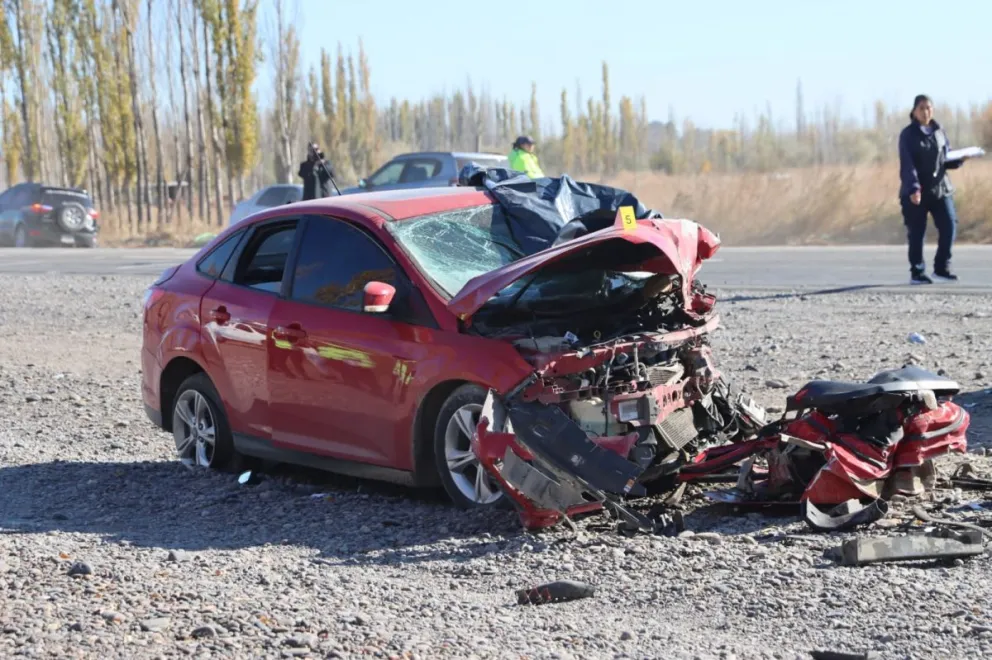 Producto de la colisión de los dos autos, un hombre murió y otras personas que iban en los autos resultaron heridas. (Foto: gentileza)