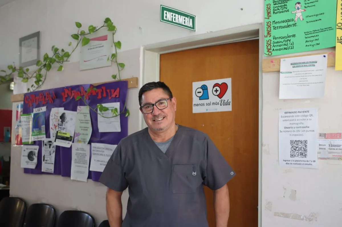 Dar&iacute;o Valladares lleva m&aacute;s de 30 a&ntilde;os ejerciendo la enfermer&iacute;a dentro del sistema p&uacute;blico de salud. Foto: Tania Domenicucci