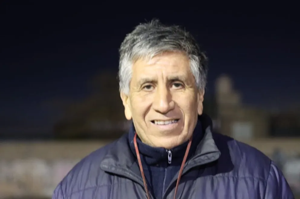 “Lo más lindo es cuando vuelven chicos que entrené de pequeños y hoy llegan con sus propios hijos a la escuelita”, contó Víctor Hugo González, histórico entrenador de San Cayetano. Foto Tania Domenicucci-ANR