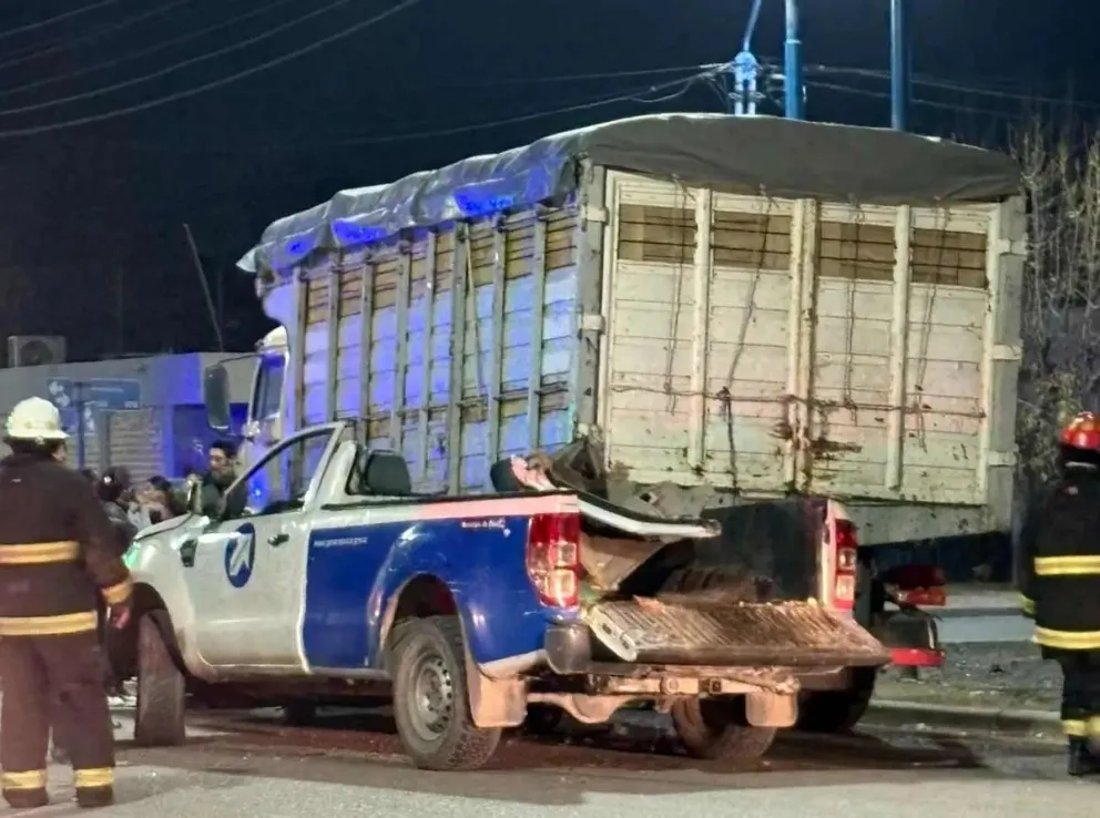 La camioneta municipal terminó con severos daños en el lateral derecho y la parte trasera luego del triple choque ocurrido en la zona del Canal Grande. Foto: gentileza