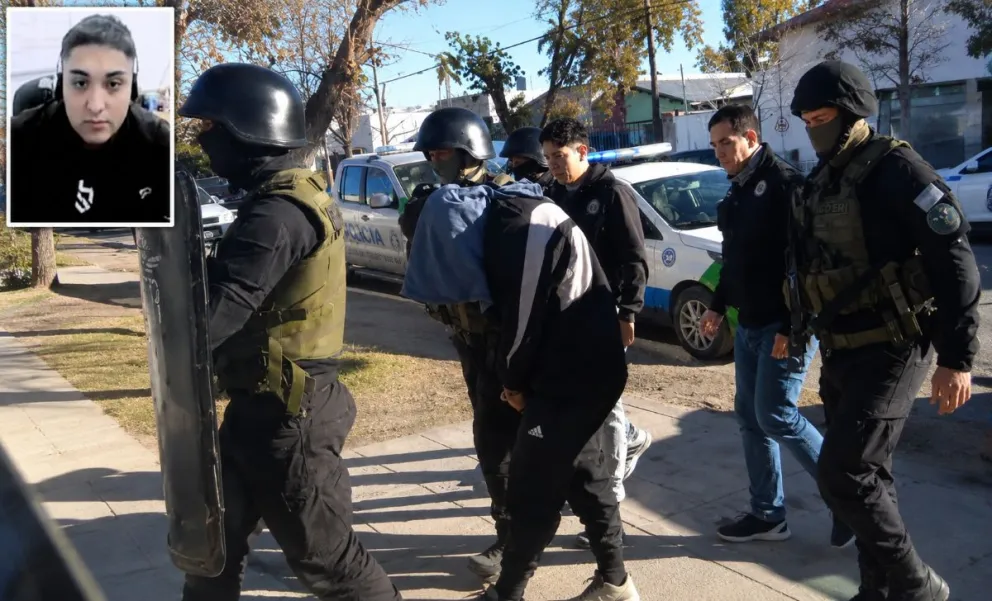 El momento en que la comisión policial llega a la Comisaría 21 de Roca junto a Julián Valdez, quien quedó alojado en esa dependencia. Foto: captura de video