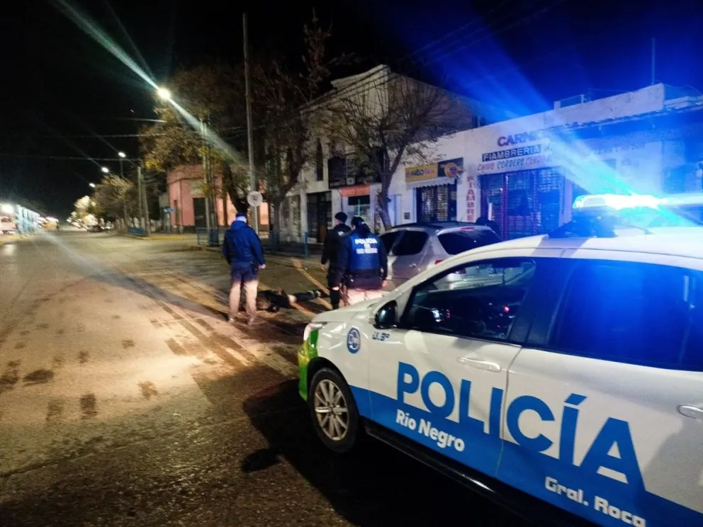 El hombre en el suelo luego de ser reducido tras el violento hecho. Foto: Policía de Río Negro
