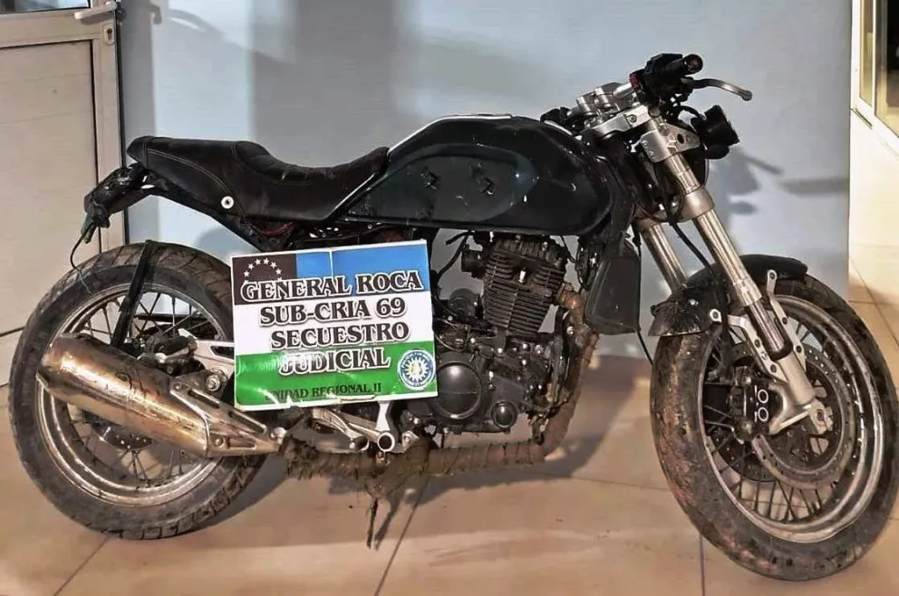 La moto que estaba abandonada es una Zanella 150 cc. Foto gentileza