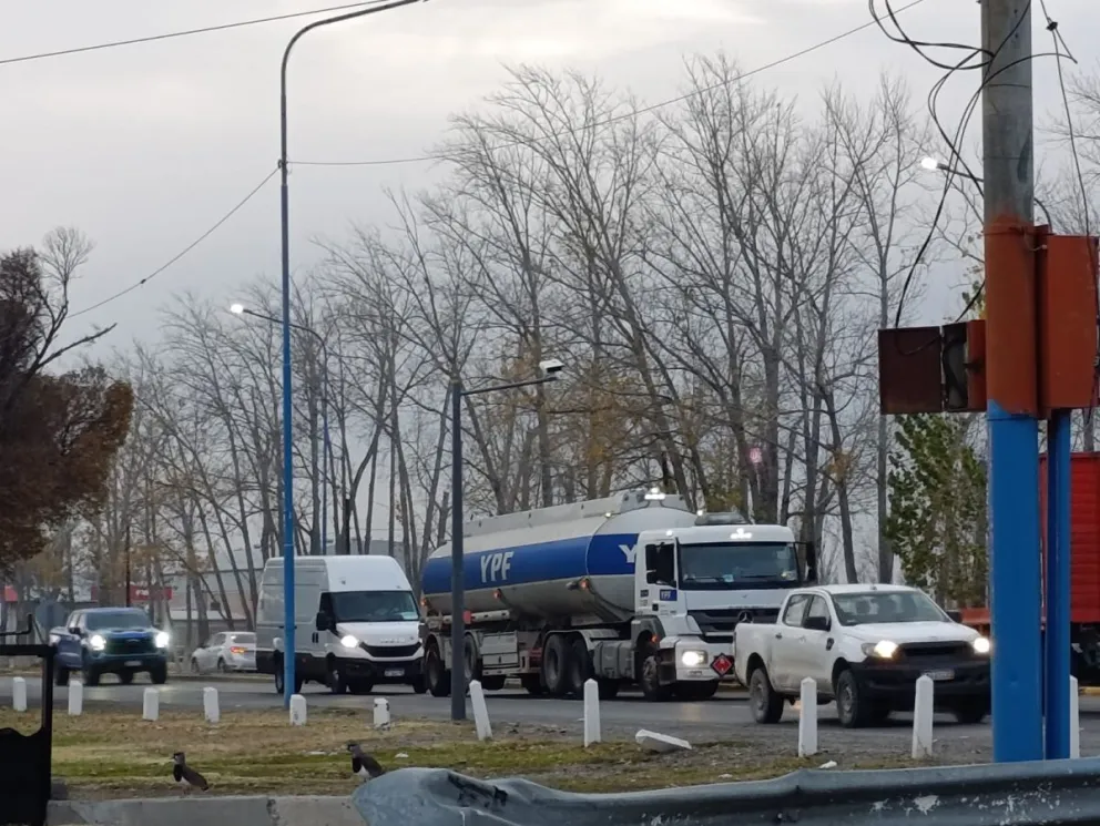 Las nuevas cámaras instaladas sobre Ruta 22 en Roca todavía no aplican multas por velocidad, pero formarán parte del sistema provincial de control vial. Foto: Tania Domenicucci