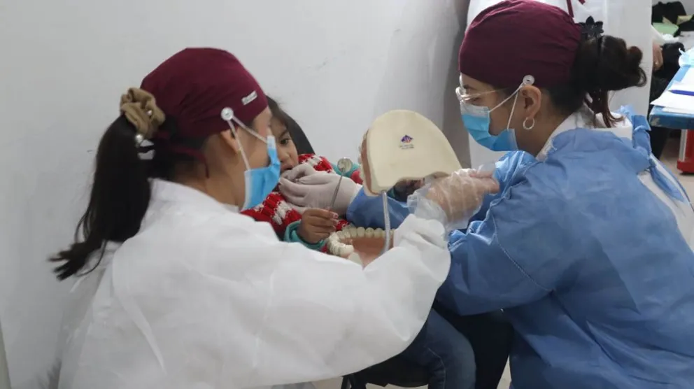 Estudiantes, docentes y egresados de la carrera de Odontología acercan atención gratuita en los barrios. (Foto: gentileza)
