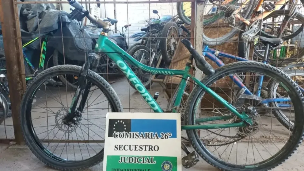 Mientras los uniformados realizaban la requisa dentro de la vivienda, detectaron una bicicleta que registraba pedido de secuestro vigente desde el 28 de marzo. (foto: gentileza)