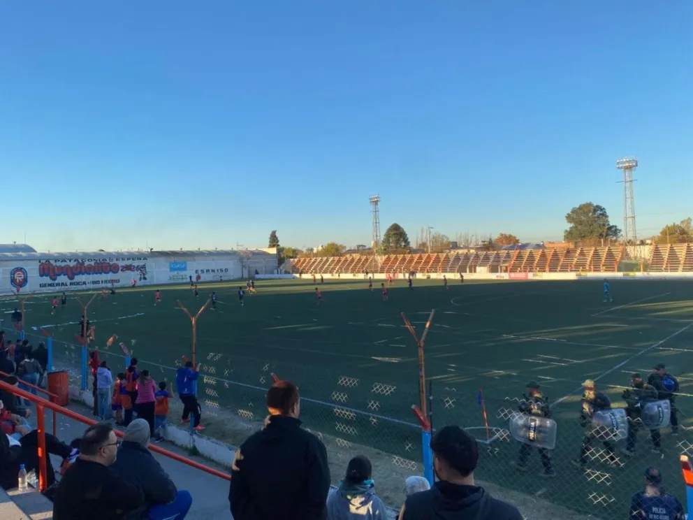 Deportivo Roca se quedó con el clásico de la ciudad tras imponerse 2 a 0 ante Argentinos del Norte en el estadio Luis Maiolino. Foto ANR