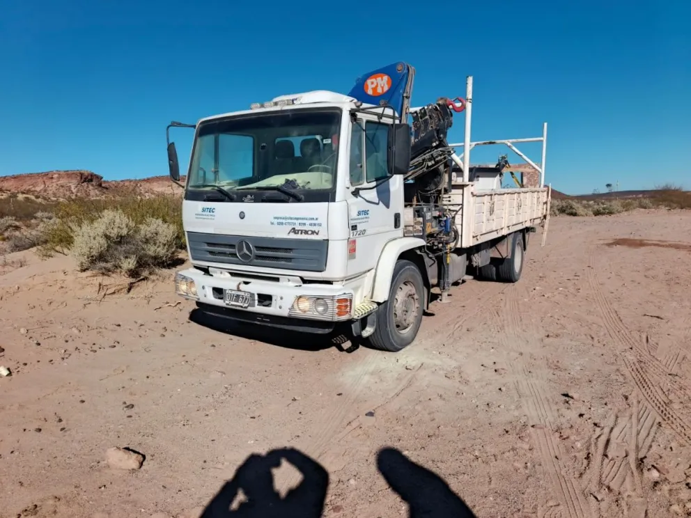 El camión fue encontrado este lunes sobre Ruta 6, a pocos kilómetros de Paso Córdoba. En el lugar trabajó personal policial con pericias e investigaciones. Foto cortesía
