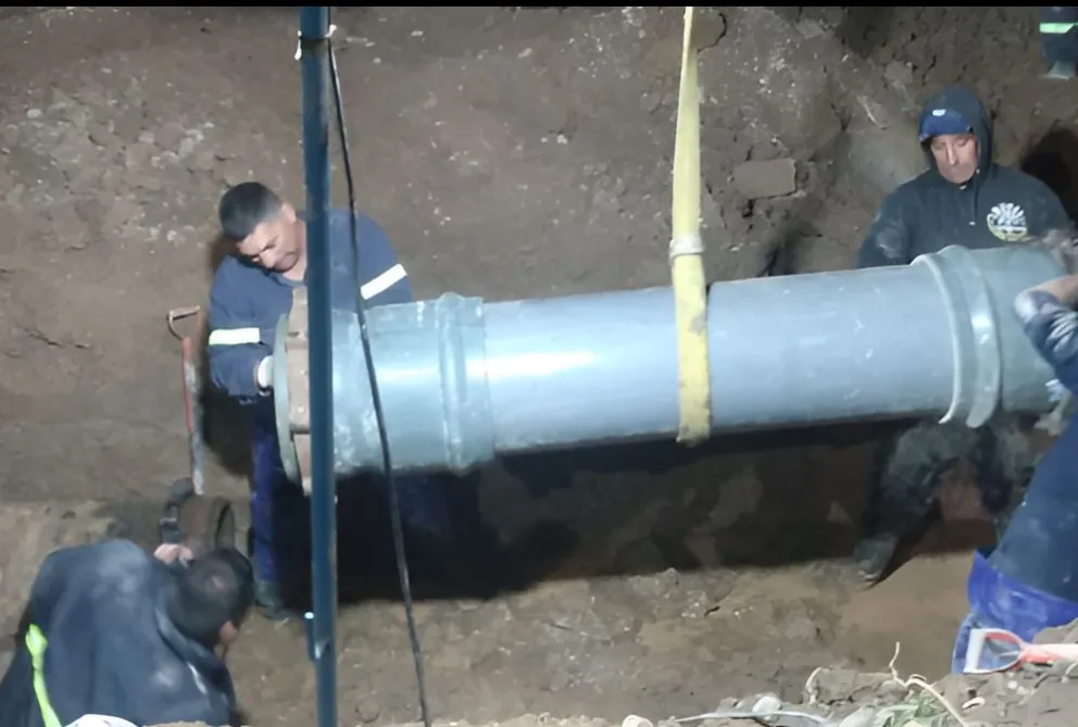 Operarios de Aguas Rionegrinas trabajaron durante la tarde, la noche y parte de la madrugada para reparar el acueducto de 500 milímetros dañado en Güemes y Río Negro. Foto: ARSA