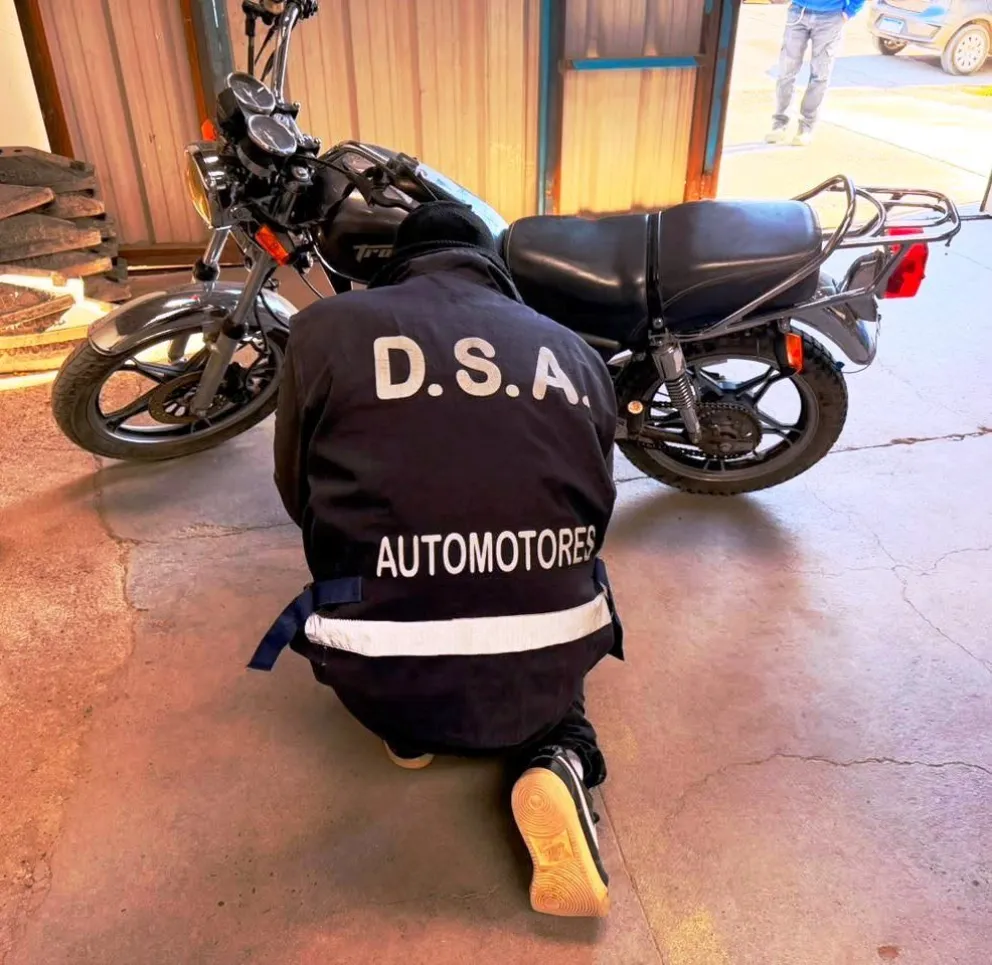 Los uniformados inspeccionaron una motocicleta marca IMSA, modelo IM125T Trophy. Foto gentileza