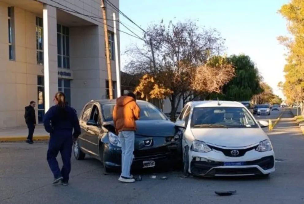 El choque ocurrió este martes en la esquina de Belgrano e Hipólito Yrigoyen, una zona de intenso tránsito en el centro de Roca. Foto: Tania Domenicucci.