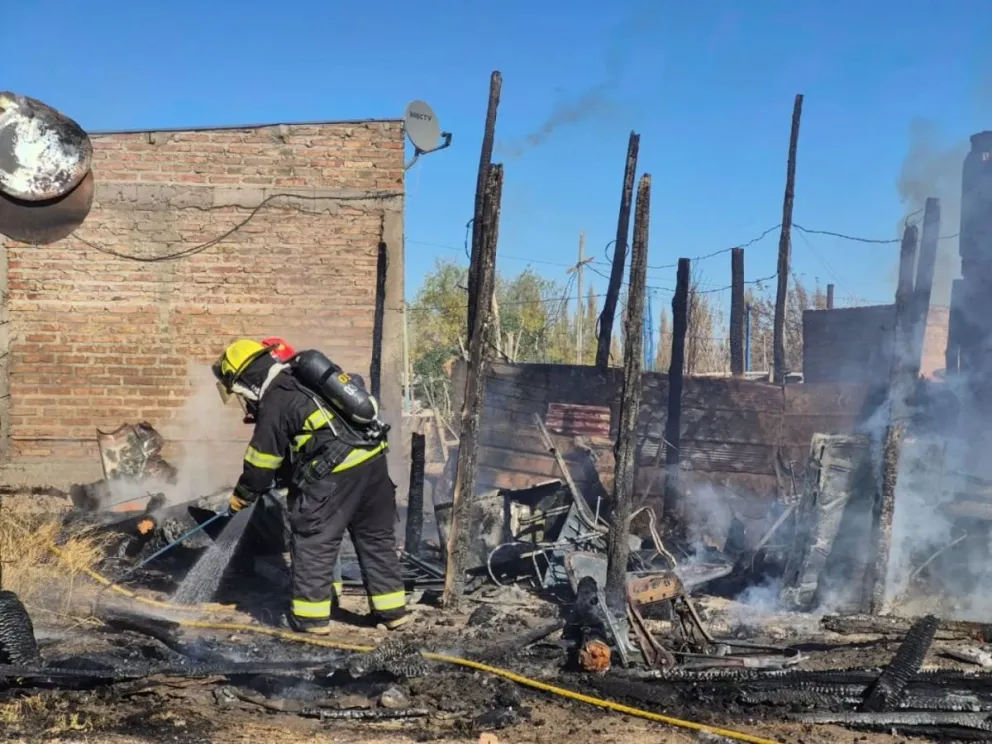 Bomberos voluntarios trabajaron para controlar el fuego que destruyó una construcción de madera en Alta Barda. Foto: Bomberos Voluntarios Roca.