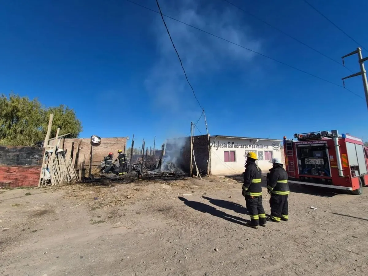 El incendio ocurri&oacute; dentro de un predio ubicado en la zona oeste de Roca y no se registraron personas heridas. Foto: Bomberos Voluntarios Roca.
