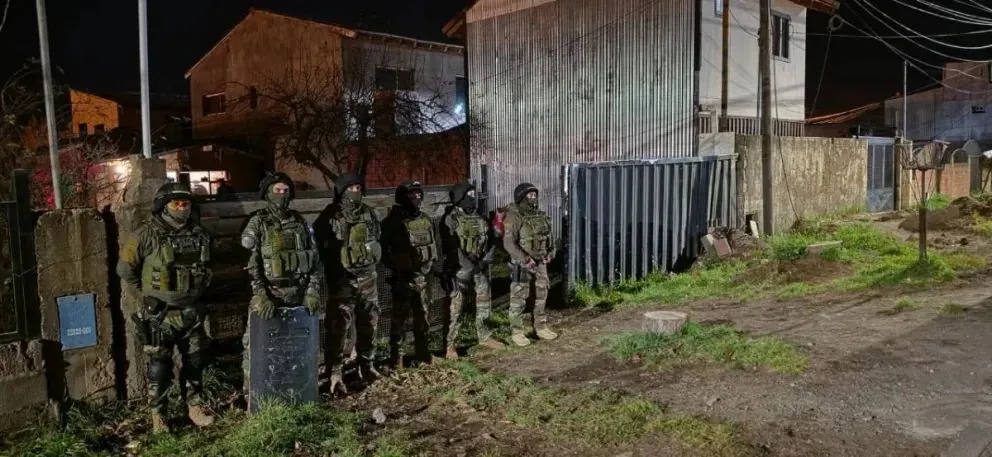 Los sospechosos fueron detenidos durante un operativo realizado en distintos sectores de Bariloche. Foto: El Cordillerano.
