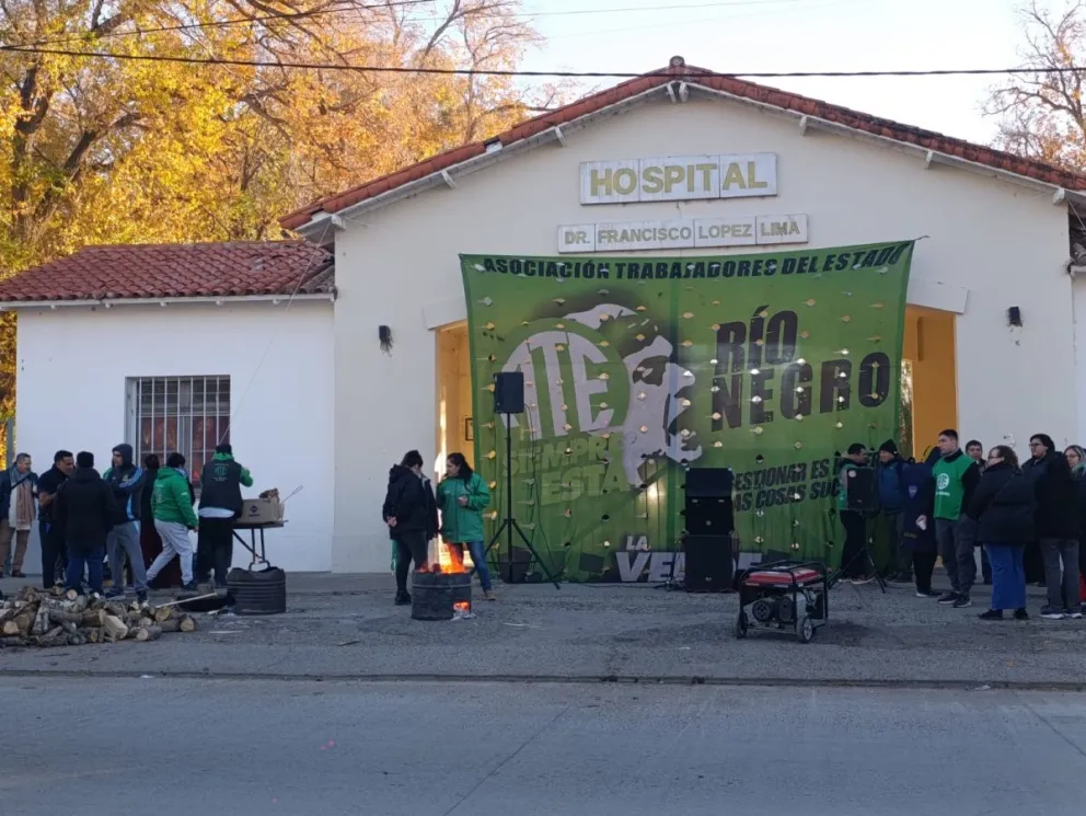El gremio ATE se concentró esta mañana en el ingreso al hospital. Foto: Tania Domenicucci
