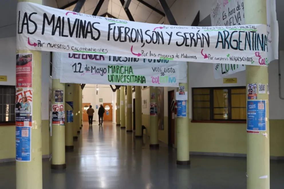 “En los mismos lugares donde estaban nuestros pasacalles y afiches aparecieron carteles del oficialismo”, denunciaron desde el Frente Unidad tras la polémica en la Fadecs. Foto Tania Domenicucci-ANR