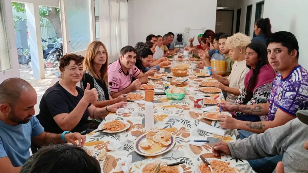 Todas las semanas se organizan para concretar los almuerzos. Foto gentileza 