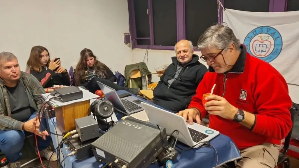Los radioaficionados son auxiliares del Estado en el área de las comunicaciones. Foto gentileza Radio Club General Roca