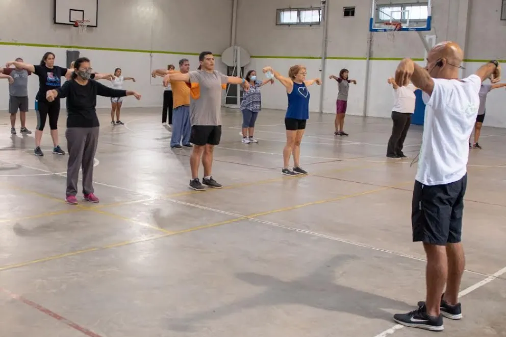 El encuentro se realizará este sábado en el Polideportivo Gimena Padin y contará con actividades gratuitas de yoga, Tai Chi y pilates para adultos y adultas mayores de 20 años. Foto gentileza