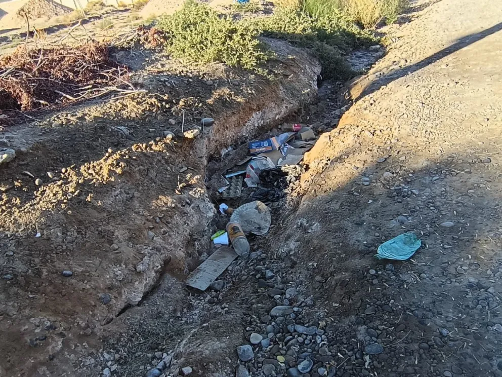 En las calles, la basura se encuentra esparcida en pequeñas zanjas y esquinas. Foto: ANRoca. 