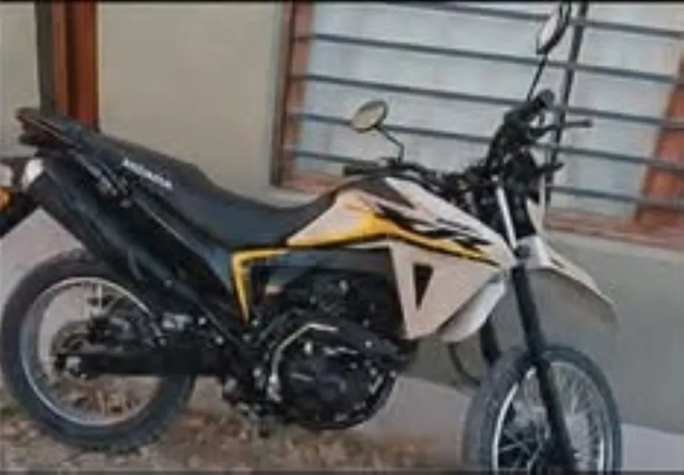 La moto robada todavía no tenía patente porque había sido comprada recientemente. Sus dueños difundieron imágenes y ofrecieron recompensa para intentar recuperarla. Foto: gentileza.