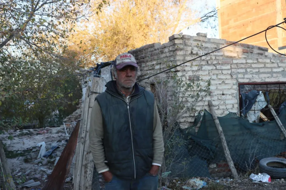 Carlos vive en una vivienda precaria por las noches pasa mucho frío. Foto Tania Domenicucci