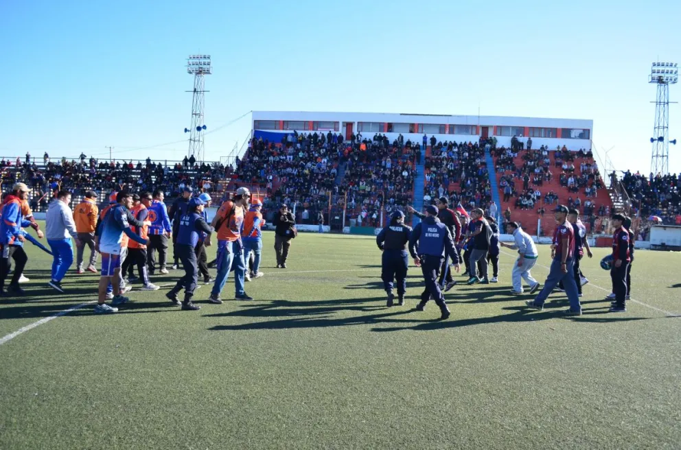 Hinchas de ambos clubes se enfrentaron dentro del campo de juego. Foto: Tavo Reguera 