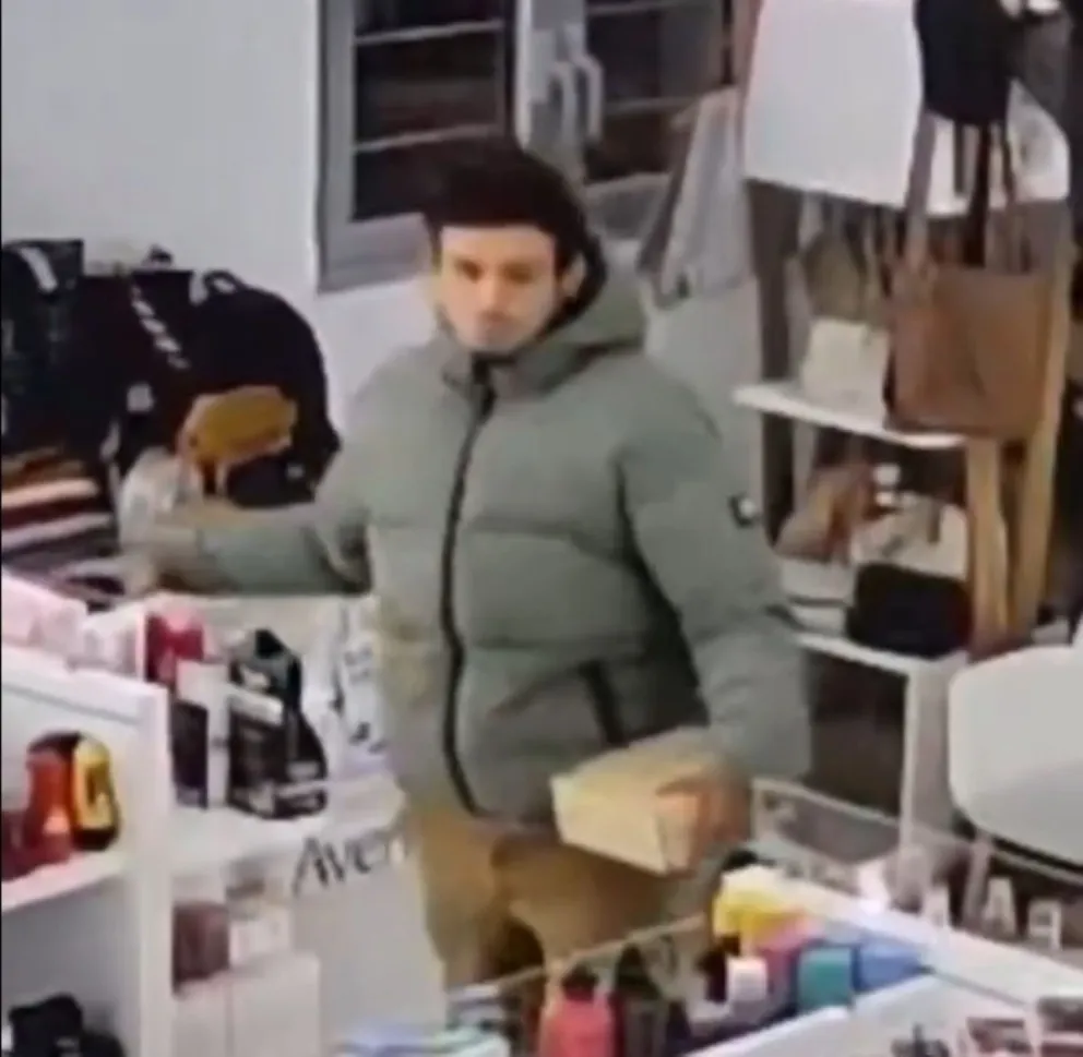 Las cámaras de seguridad del comercio registraron toda la secuencia dentro de la farmacia. Foto: captura del video