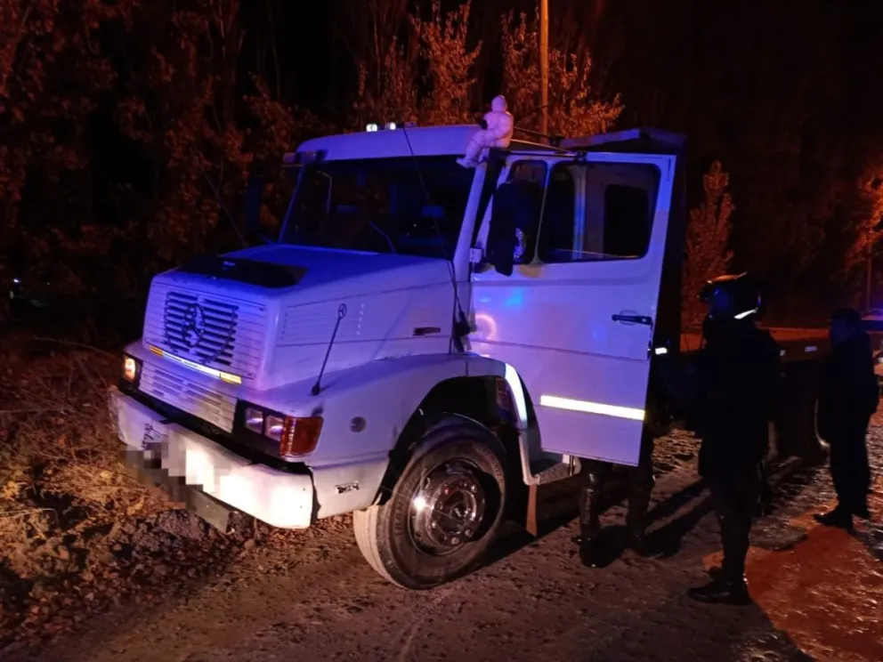 El camión en el que circulaban los hombres con la menor y en el que intentaron escapar. Foto: Policía de Río Negro